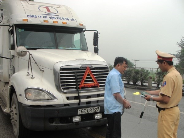 [News Game] Có nên xử lý hình sự lái xe chở quá tải, “nhậu” say? ảnh 1