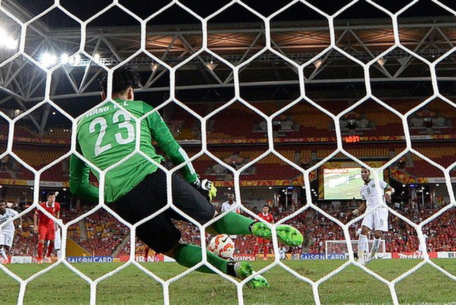 Cậu bé nhặt bóng trở thành anh hùng penalty của tuyển Trung Quốc ảnh 1