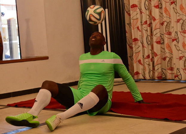 Cựu cầu thủ Cuba lập kỷ lục thế giới mới về tâng bóng bằng đầu ảnh 1