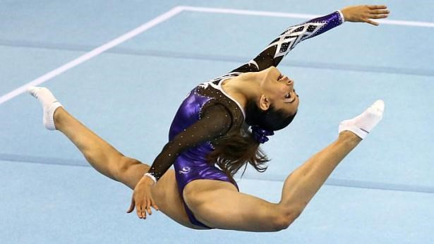 Hàng chục nghìn người ủng hộ nữ VĐV "phô bày vùng nhạy cảm" ảnh 1