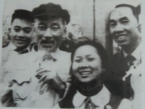 Nhà báo Bùi Đình Túy (ngoài cùng bên phải) được chụp ảnh chung với Bác Hồ. (Nguồn: trianlietsi.vn) Nhà báo Bùi Đình Túy và những bức ảnh sống mãi với thời gian ảnh 1