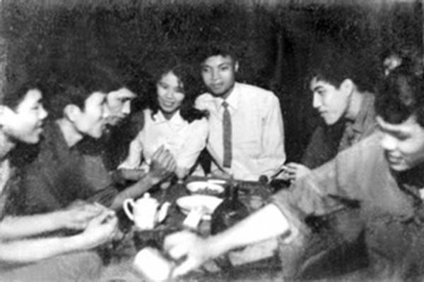 Tình yêu nâng bước cho các nhà báo thông tấn nơi chiến trường ảnh 1