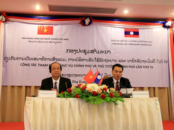 Hai Bộ trưởng, Chủ nhiệm Văn phòng Chính phủ hai nước đang chủ trì hội thảo. (Ảnh: Phạm Kiên/Vietnam+) 2017 là một năm có ý nghĩa đặc biệt giữa hai nước Việt Nam-Lào ảnh 1