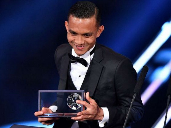 Cận cảnh bàn thắng đẹp nhất năm 2016 của cầu thủ người Malaysia ảnh 1