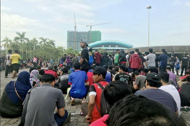 CĐV Malaysia “mắc màn” canh vé trận chung kết Thái Lan - Malaysia ảnh 1