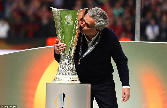 Vô địch Europa League, M.U và Mourinho cùng đi vào lịch sử ảnh 2