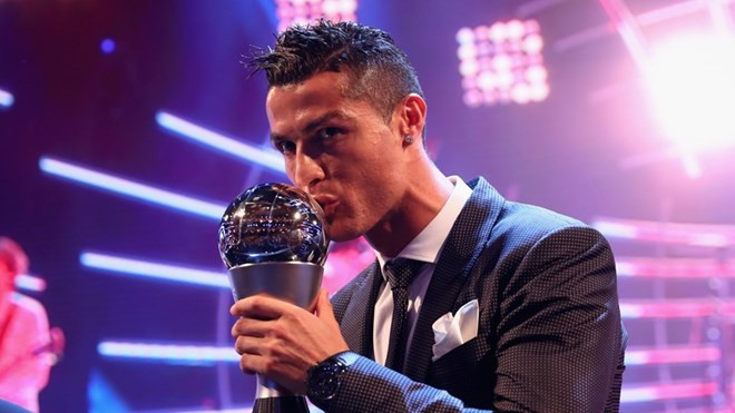 Ronaldo trên bục vinh danh. (Nguồn: Getty Images) Cristiano Ronaldo còn đứng trên đỉnh cao trong bao lâu nữa? ảnh 1