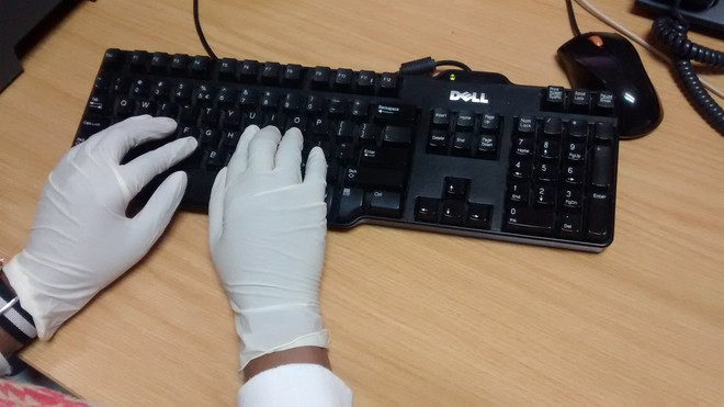 Hoa hậu Nam Phi gây tranh cãi khi mang găng tay gặp trẻ nhiễm HIV ảnh 3