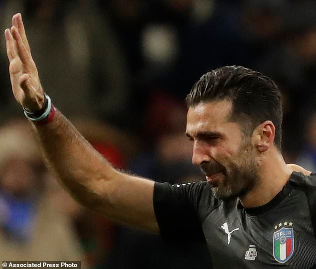Buffon rơi lệ tuyên bố giã từ đội tuyển sau thất bại của Italy ảnh 1