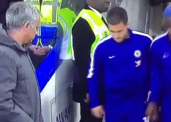 Jose Mourinho lạnh lùng không bắt tay Hazard khi chạm mặt ảnh 1