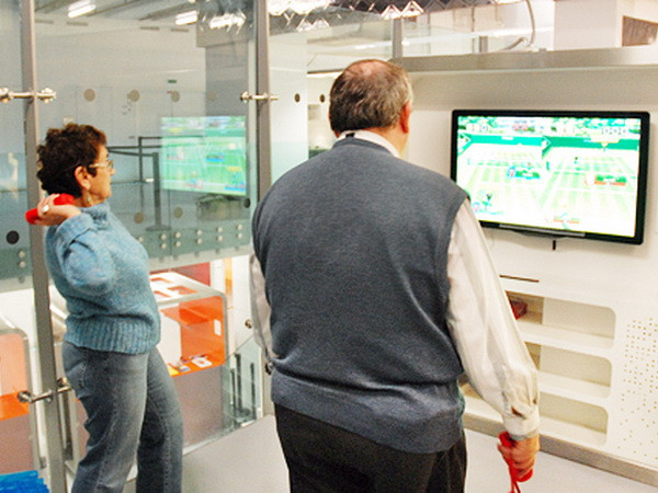 Chơi điện tử kết hợp vận động giúp tăng cường não bộ cho người già ảnh 1