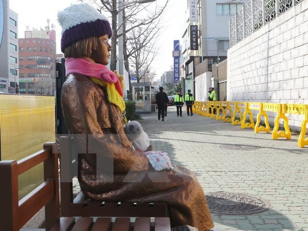 Bức tượng "phụ nữ mua vui" (trong ảnh) dựng bên ngoài Lãnh sự quán Nhật Bản ở thành phố Busan, miền Nam Hàn Quốc. (Nguồn: AFP/TTXVN) "Nhật Bản cần thận trọng khi phát biểu về vấn đề phụ nữ mua vui" ảnh 1