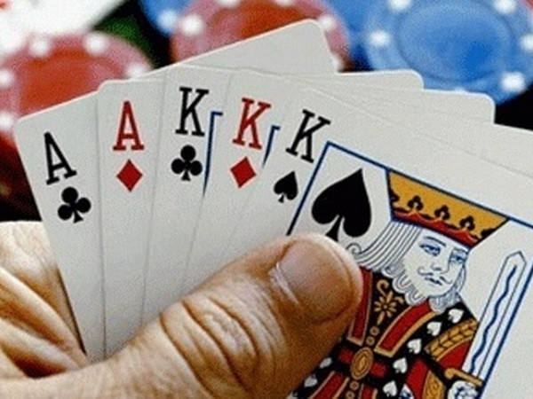 Ninh Bình: Xử lý nghiêm cán bộ, nhân viên y tế đánh bài ăn tiền ảnh 1