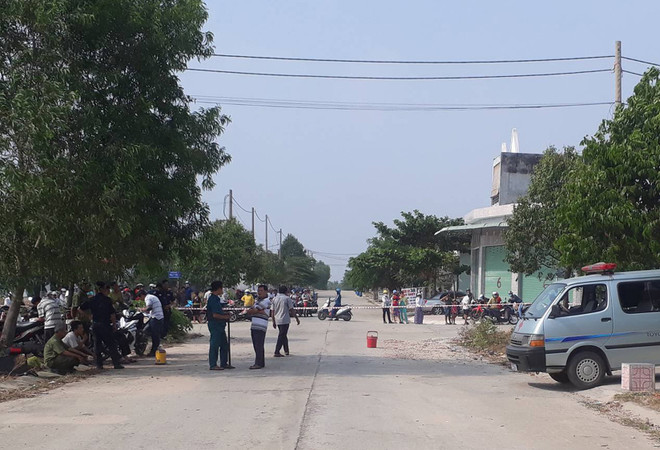 Con trai "chết lặng" thấy bố treo cổ, mẹ chết trong phòng ngủ ảnh 1