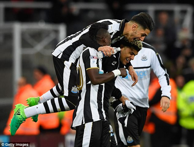 Newcastle United chính thức giành vé trở lại Premier League ảnh 2