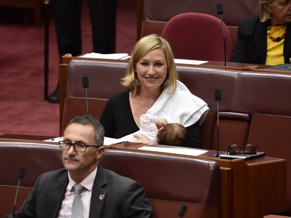 Nữ nghị sỹ Australia làm nên lịch sử khi cho con bú ở Nghị viện ảnh 1