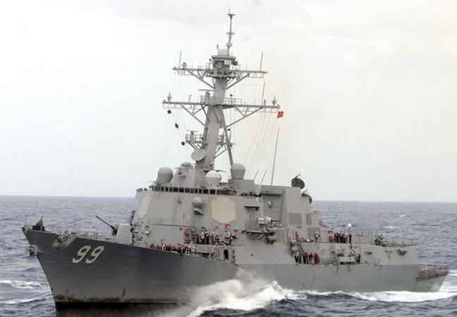 Tàu khu trục của Hải quân Mỹ đã bắn cảnh cáo bốn tàu Iran ảnh 1