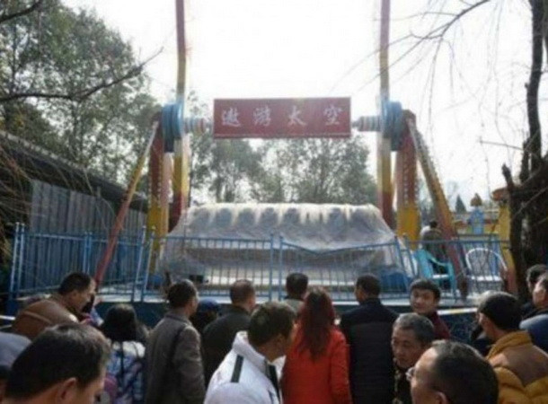 Bé gái thiệt mạng sau khi bị văng ra khỏi đu quay ở công viên ảnh 1