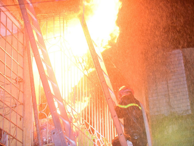 Hà Nội: Cháy lớn tại ngôi 4 tầng ở phố Vọng, hai người tử vong ảnh 1