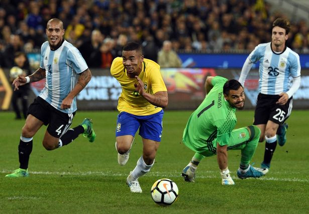 Jesus bỏ lỡ cơ hội vô cùng ngon ăn. (Nguồn: AFP/Getty Images) Argentina đánh bại Brazil trong ngày ra mắt HLV Jorge Sampaoli ảnh 3