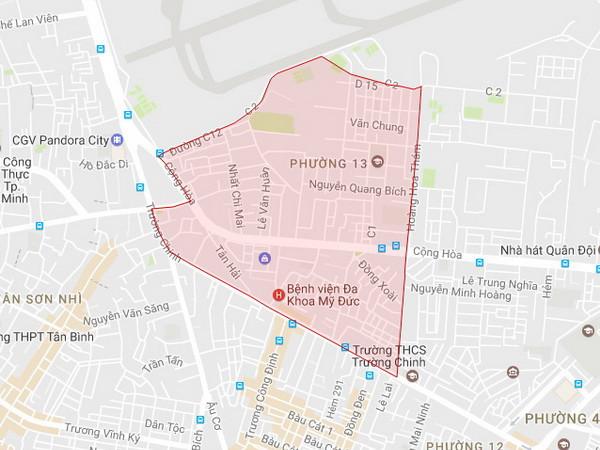 T​P.HCM: Xe tải lật ngang đường sau va chạm, hai người nhập viện ảnh 1