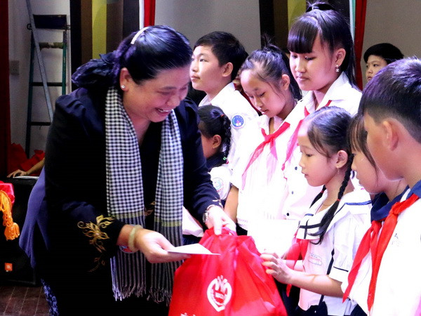 Phó Chủ tịch Quốc hội trao quà Trung thu cho trẻ em Bến Tre ảnh 1