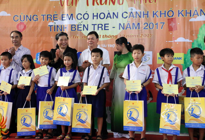 Phó Chủ tịch Quốc hội trao quà Trung thu cho trẻ em Bến Tre ảnh 2