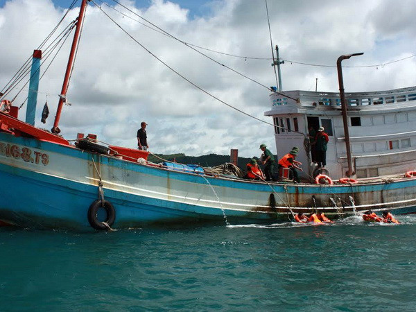 Quảng Ngãi: Cứu hộ khẩn cấp tàu cá cùng 6 ngư dân gặp nạn ảnh 1