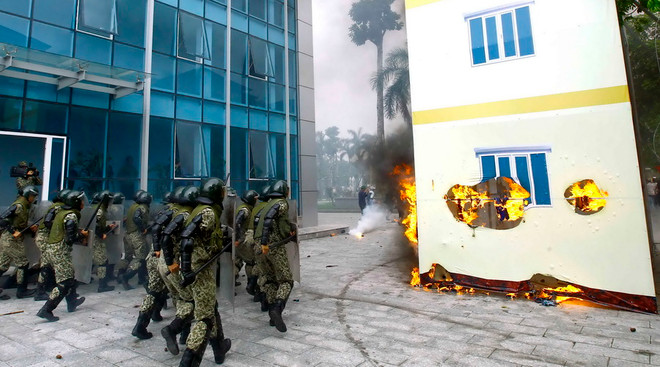 Bộ đội Đặc công diễn tập chống khủng bố, giải cứu con tin ảnh 2