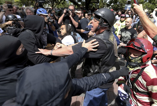 Biểu tình kêu gọi Tổng thống Mỹ Trump công khai hồ sơ thuế ảnh 1