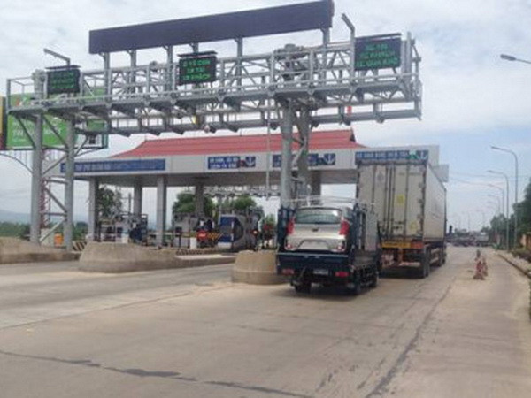 Quảng Bình: Người dân đưa ôtô chặn ngang trạm thu phí Quán Hàu ảnh 1