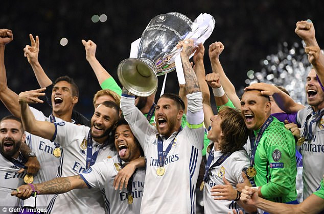 Champions League: M.U dễ thở, Real và Chelsea vào bảng khó ảnh 1
