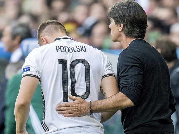 "Đại chiến" Anh-Đức - Xe tăng thiệt quân, Poldi đeo băng đội trưởng ảnh 5