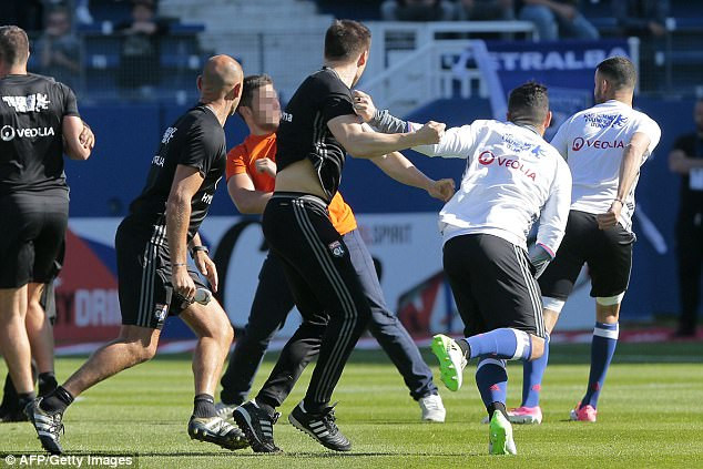 Bạo loạn kinh hoàng: Hàng trăm CĐV xuống sân đánh cầu thủ Lyon ảnh 5