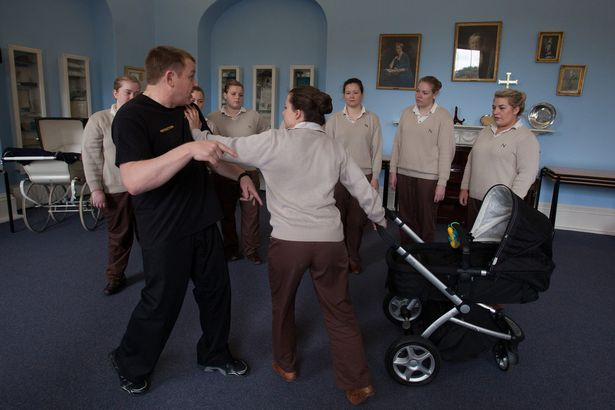 Anh: Trang bị kỹ năng chống khủng bố cho các "vú em" tương lai ảnh 2