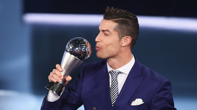 Cristiano Ronaldo giành danh hiệu Cầu thủ xuất sắc nhất năm ảnh 1