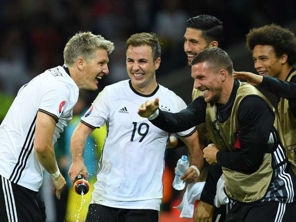 Podolski-Schweinsteiger: Một tình bạn đặc biệt trên sân cỏ! ảnh 8