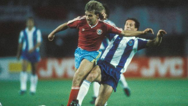 Hansi Flick trong màu áo Bayern dự trận chúng kết C1 năm 1987 gặp Porto. (Nguồn: Witter) Hansi Flick sẽ trở thành Giám đốc thể thao Bayern Munich? ảnh 2