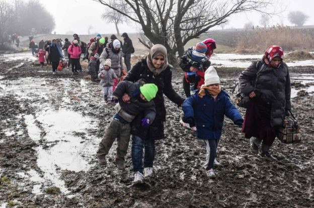 Mối tình sét đánh của cô gái tị nạn và anh lính biên giới Macedonia ảnh 2