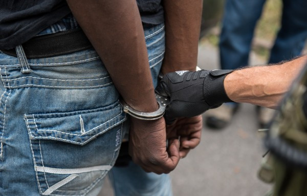 Pháp buộc tội 2 nghi phạm âm mưu khủng bố và tàng trữ vũ khí ảnh 1