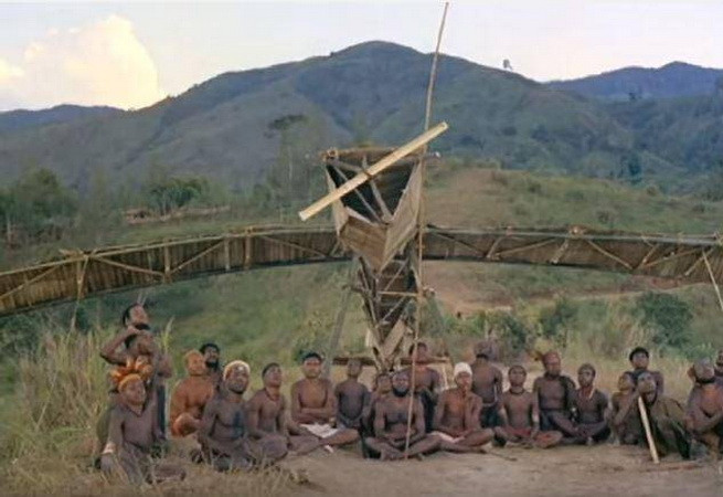 Tôn giáo thờ phụng máy bay. (Nguồn: Indy100) “Tôn giáo thờ phụng máy bay” kỳ lạ trên hòn đảo hẻo lánh ảnh 1