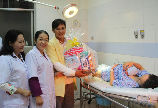 TP.HCM chào đón những công dân tuổi Đinh Dậu 2017 đầu tiên ảnh 1