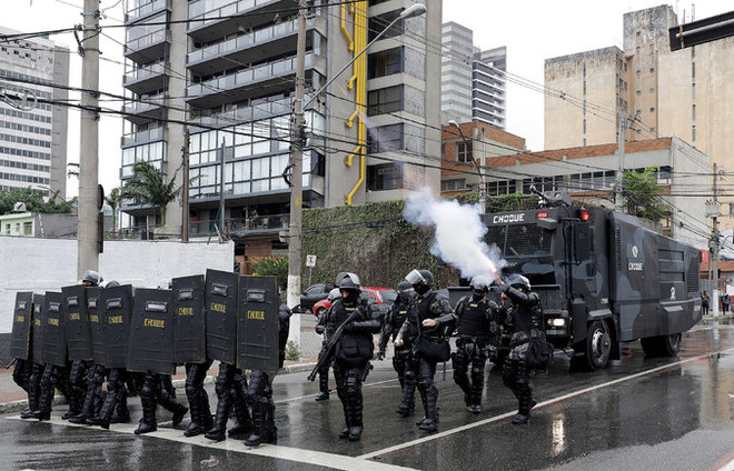 Brazil: Biểu tình phản đối chính sách khắc khổ biến thành bạo loạn ảnh 2