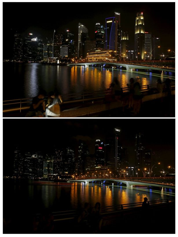 Illuminating: Quận kinh doanh trung tâm tại Singapore. (Nguồn: AFP/Getty Images) Các địa danh trên thế giới cùng tắt đèn hưởng ứng giờ Trái Đất ảnh 7