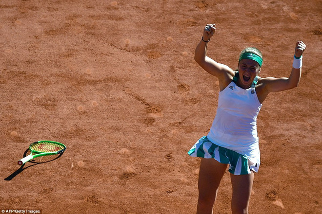 Khoảnh khắc đáng của Jelena Ostapenko sau pha bóng cuối cùng của trận đấu. (Nguồn: AFP/Getty Images) Jelena Ostapenko đi vào lịch sử với chức vô địch Roland Garros ảnh 2