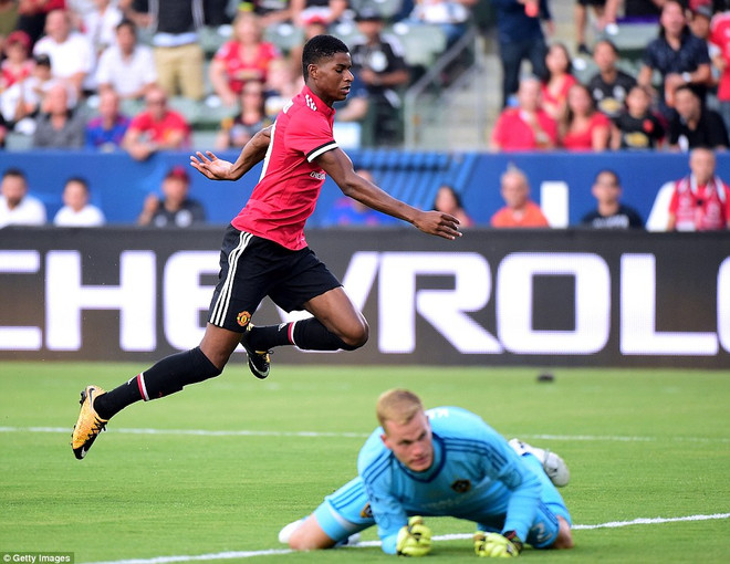 Cận cảnh M.U vùi dập LA Galaxy trong ngày ra mắt Romelu Lukaku ảnh 2