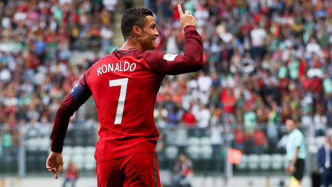 Cận cảnh Ronaldo lập hat-trick, giúp Bồ Đào Nha thắng hủy diệt ảnh 1