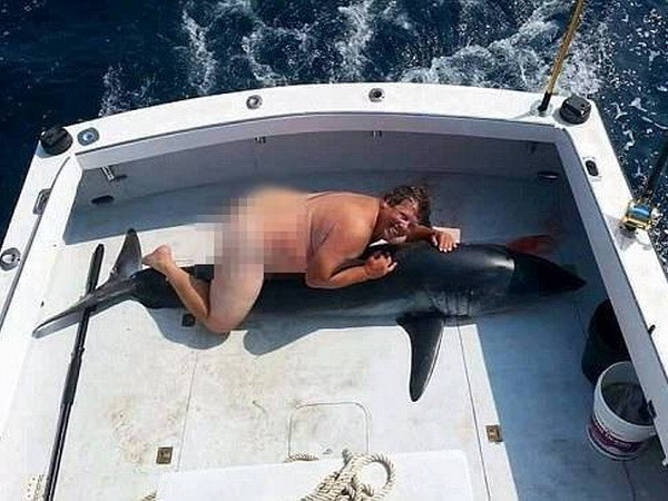 Sốc với bức ảnh người đàn ông chụp khỏa thân với xác cá mập ảnh 1