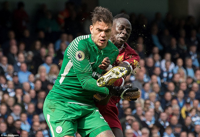 Cận cảnh pha đạp vào mặt thô bạo của Mane khiến Ederson bất tỉnh ảnh 2