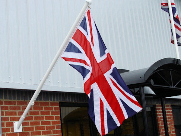 Nhiều công ty sản xuất muốn chuyển một phần việc ra khỏi Anh ảnh 1